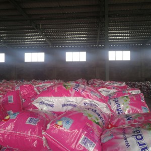 180g asul na kulay High foam malakas na pabango murang washing powder magandang Factory supplier sa Shandong China nagbebenta sa Africa market